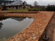 Skarpy oczka wodnego zbiornika retencyjnego stawu cieku wodnego