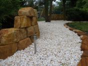 Ozdobne murki ogrodowe skarpy z kamienia piaskowiec