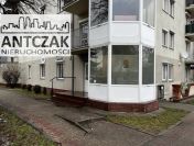 Na sprzedaż wygodny lokal usługowy z dużą witryną wejściową