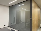 Ścianki szklane z folią inteligentną na pilota