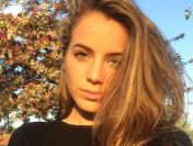 Samotna w wielkim łóżku