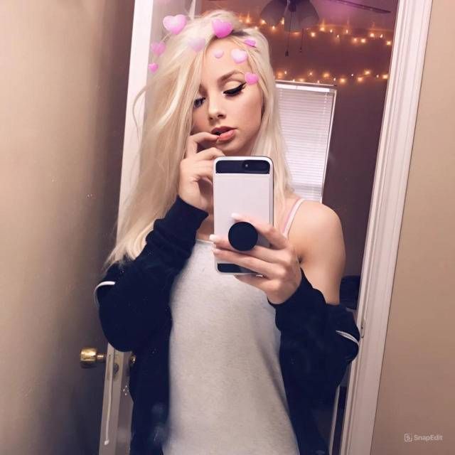 Samotna w wielkim łóżku  - Zdjęcie 1