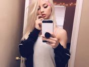 Samotna w wielkim łóżku